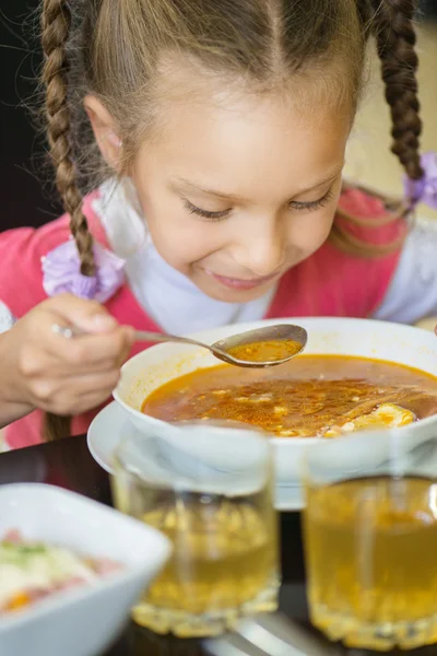 Девушка дошкольника ест вкусной еды — стоковое фото