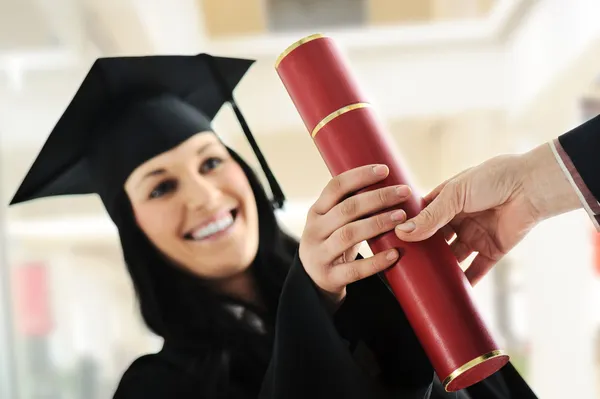 Молодые девушки окончания и получения диплома в университете — стоковое фото
