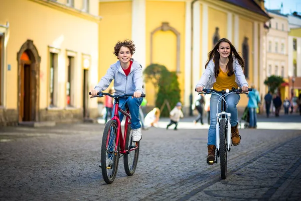Городская езда на велосипеде - подростки, ездящие на велосипедах в городском парке — стоковое фото