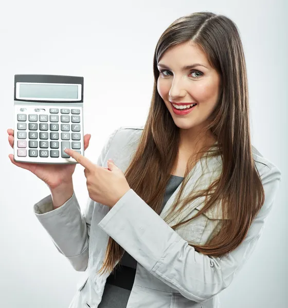 Женщина держит калькулятор — стоковое фото