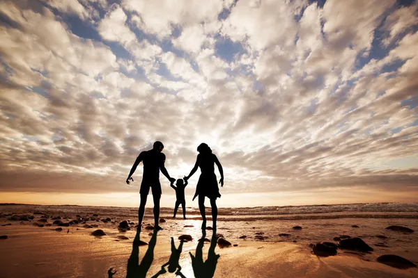 Счастливые семьи вместе рука об руку — стоковое фото