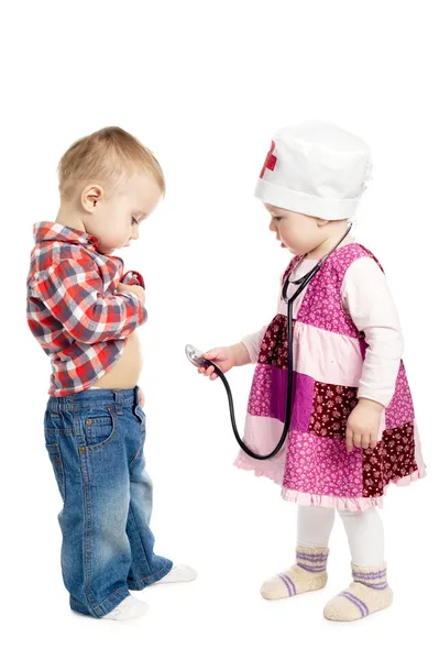 Дети играют врач со стетоскопом — стоковое фото