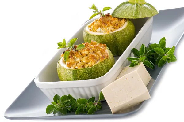 Цуккини, фаршированные с сыром тофу, вегетарианская еда — стоковое фото
