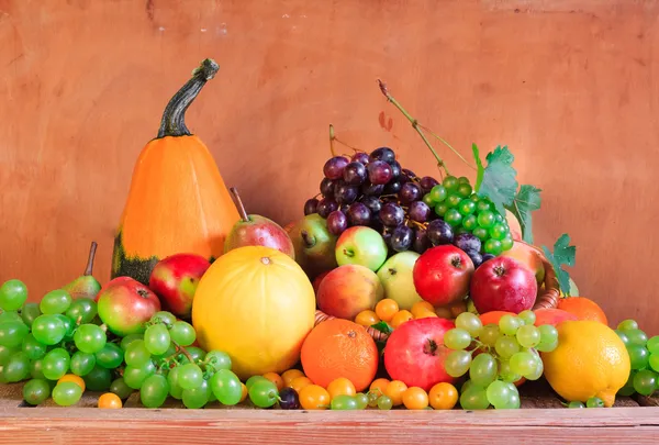 Деревянный стол полный свежих фруктов корзины — стоковое фото
