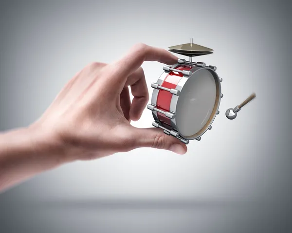 Рука держа инструмент бас-барабан — стоковое фото