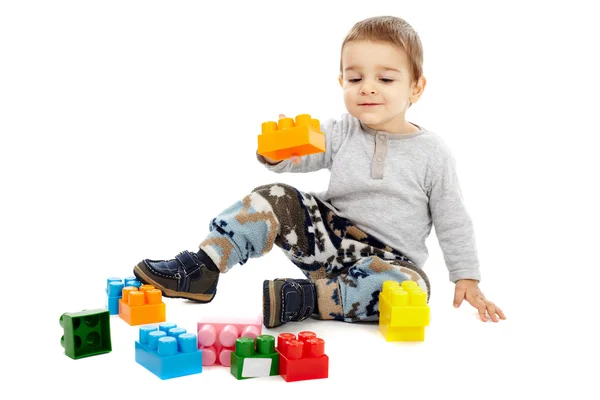 Мальчик, играющий с блоками — стоковое фото