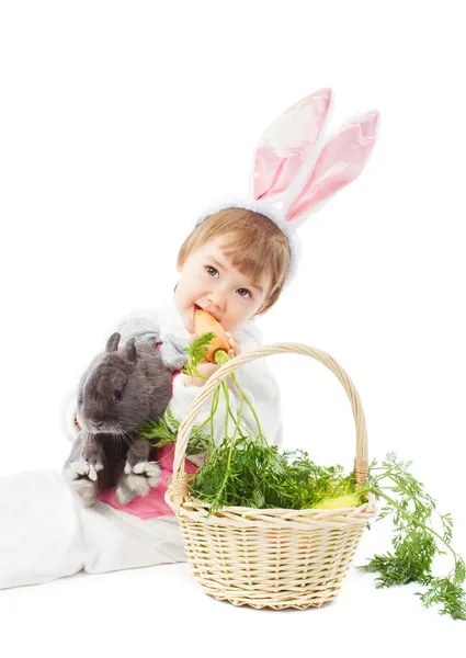 Ребёнок в костюме зайчика Пасху едят морковь, ребенок девочка кролик заяц — стоковое фото