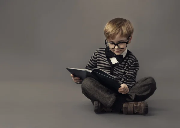 Boy Child читать книги, Clever Kid в стеклах, Детское образование — стоковое фото