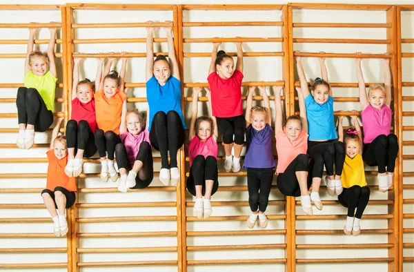 Счастливые дети спортивный в тренажерном зале — стоковое фото