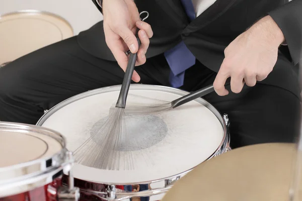 Человек играет в барабан — стоковое фото