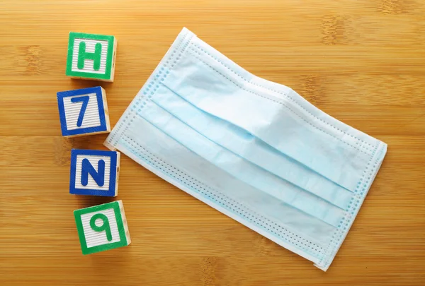 H7N9 игрушка блок с защитная маска — стоковое фото