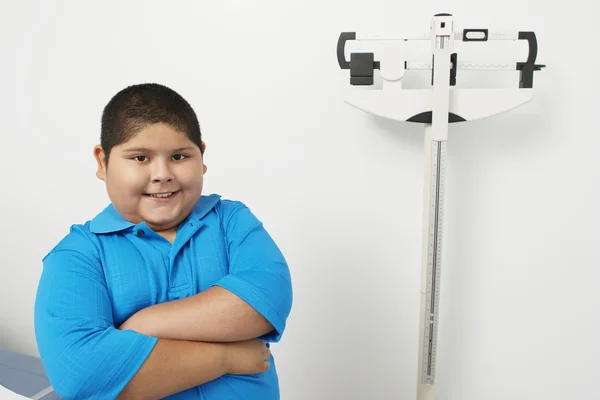 Мальчик стоял на весы в клинике — стоковое фото