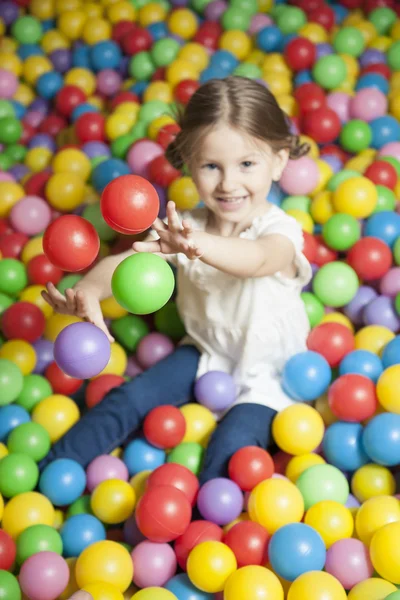 Девушка в яму мяч, бросать шары — стоковое фото