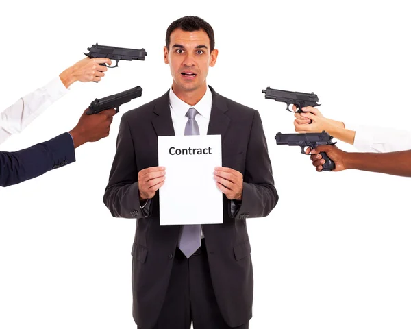 Холдинг бизнесмен вынужден контракт под дулом пистолета — стоковое фото
