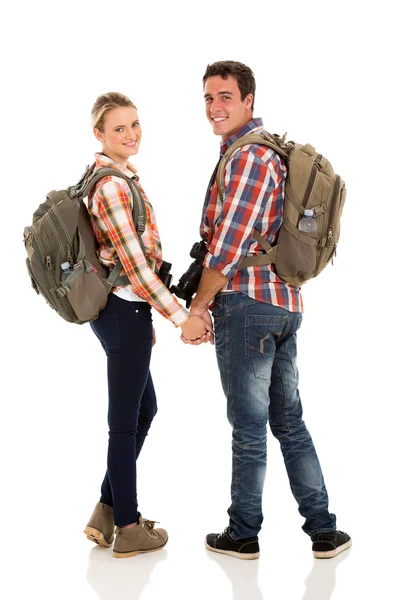 Пара с рюкзаками, оглядываясь назад — стоковое фото