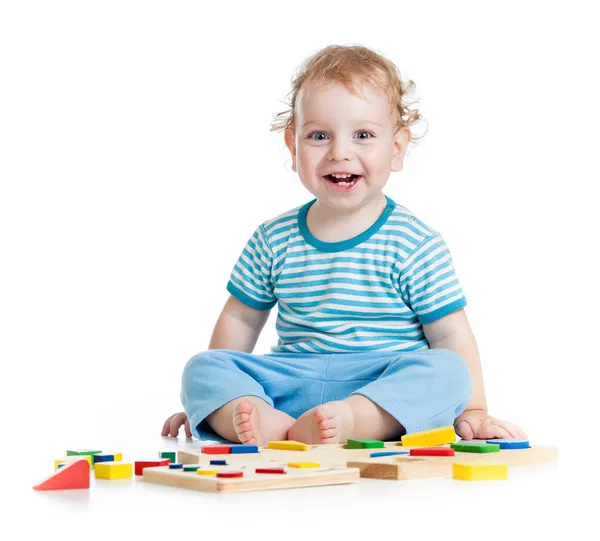 Счастливый ребенок, играя образовательные игрушки, изолированные на белом фоне — стоковое фото