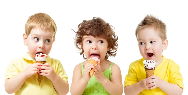 Смешные дети мальчики и девочка ест мороженое конус, изолированные на белом — стоковое фото