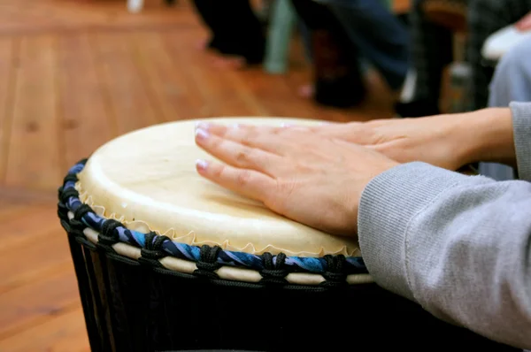 Барабан окружности руки женщина — стоковое фото