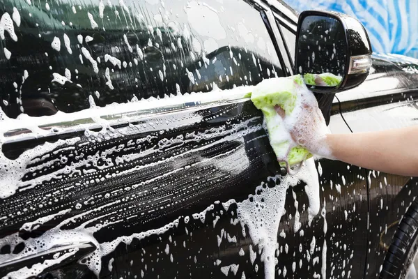 Руки держать Губка для мытья автомобиля — стоковое фото