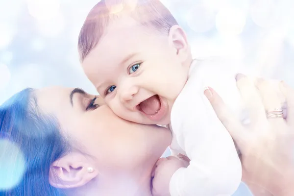 Счастливая мать с ребенком в руках — стоковое фото