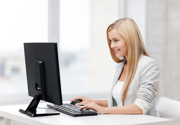 Бизнес-леди с компьютером — стоковое фото