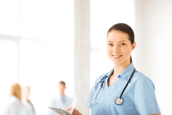 Женщина-врач или медсестра в больнице — стоковое фото