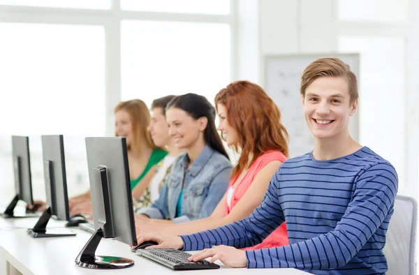 Ученик с одноклассниками в компьютерном классе — стоковое фото