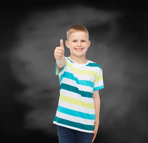 Маленький мальчик в повседневную одежду со скрещенными руками — стоковое фото