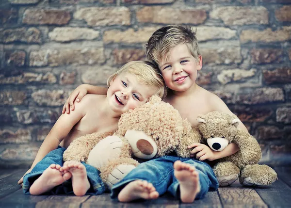 Два маленьких мальчика, наслаждающиеся их детством — стоковое фото