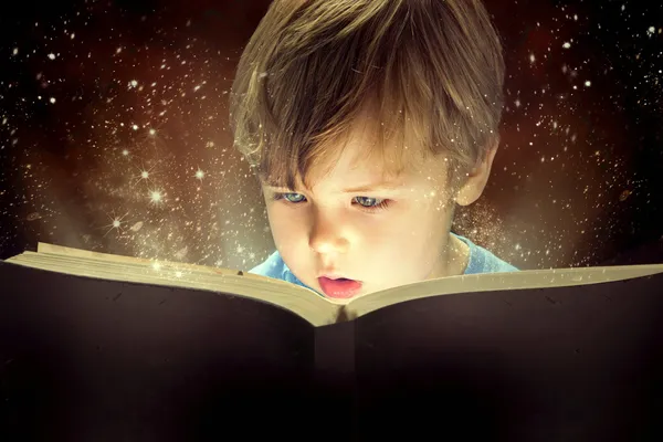 Маленький мальчик и волшебную книгу — стоковое фото