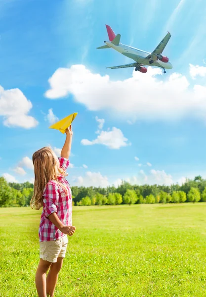 Девушки и самолеты вблизи аэропорта — стоковое фото