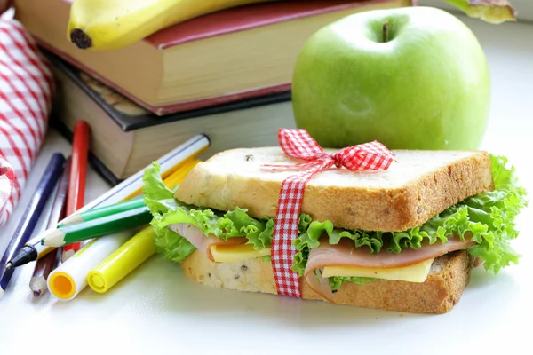 Сэндвич с ветчиной, яблоко, банан и гранола бары - здорового питания, школьные обеды — стоковое фото