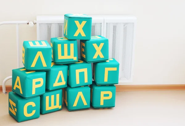 Большие кубики с буквами русского алфавита в детском саду — стоковое фото