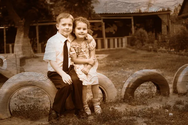Ретро черно-белые фото сепия Ситти детей мальчик и девочка — стоковое фото