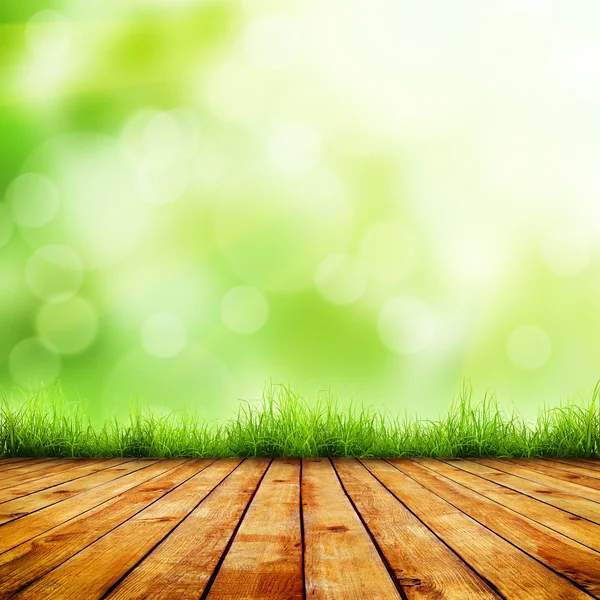 Свежий весенний Зеленая трава и деревянный пол — стоковое фото