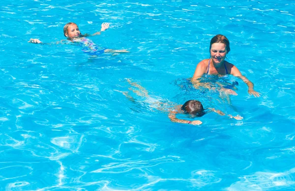 Мать обучать детей плавать в бассейне — стоковое фото