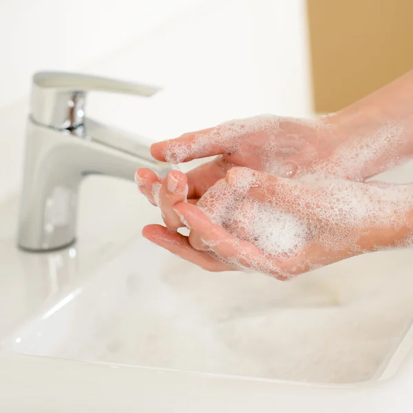 Мыло для мытья рук макро выше раковины ванной комнаты — стоковое фото
