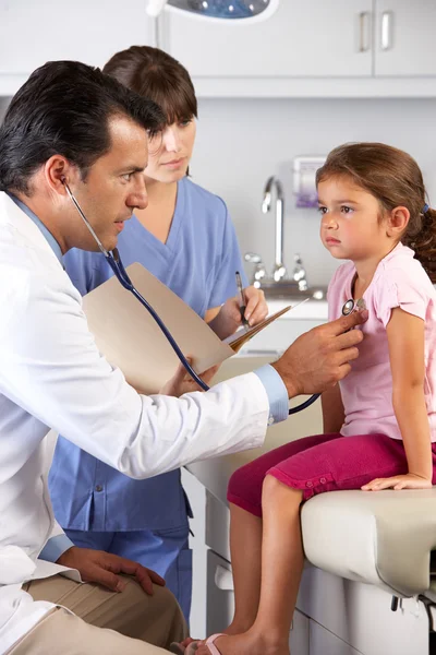 Пациент детского посещения врача — стоковое фото