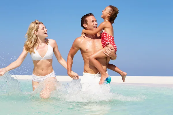 Семья, весело проводящая время в море в отпуске на пляже — стоковое фото