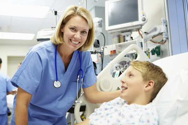 Мальчик разговаривать женщина медсестра в кабинет неотложной помощи — стоковое фото