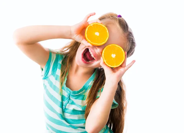 Маленькая девочка с апельсинами — стоковое фото