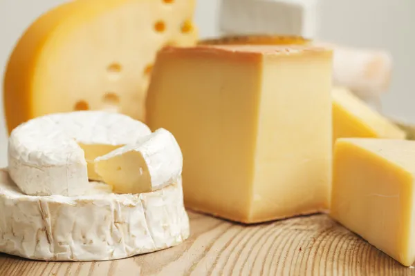 Различные виды сыра состав — стоковое фото