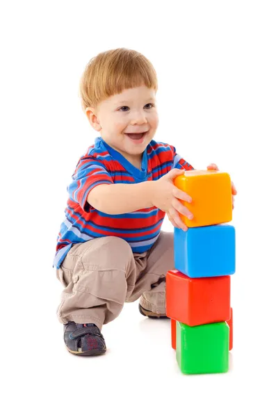 Маленький мальчик, играя с кубами — стоковое фото