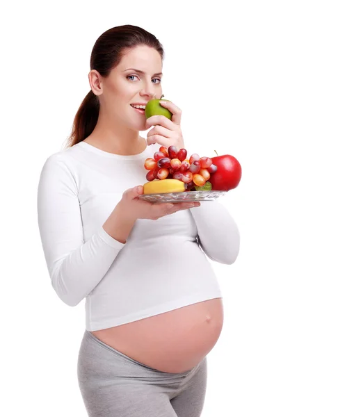 Счастливая беременная женщина питания apple — стоковое фото