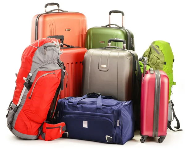 Багаж, состоящий из больших рюкзаков чемоданов и несессера — стоковое фото