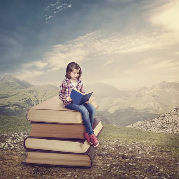 Девочка, читающая книгу — стоковое фото