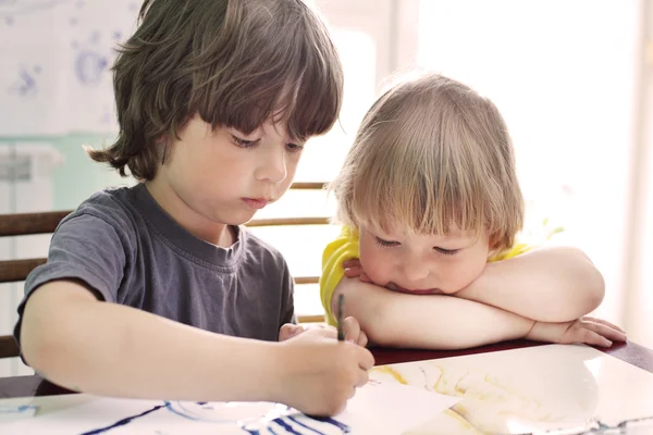 Дети рисуют в доме — стоковое фото