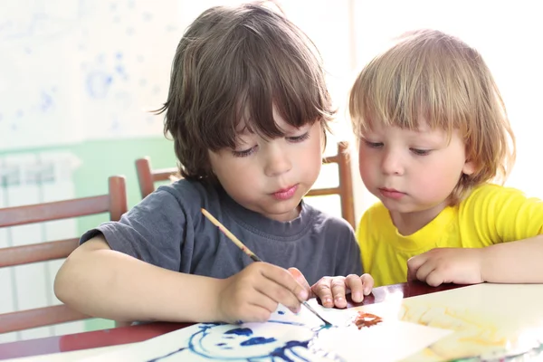 Дети рисуют в доме — стоковое фото
