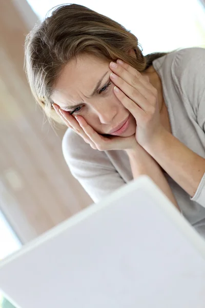 Активная женщина перед ноутбук с расстроен смотреть — стоковое фото