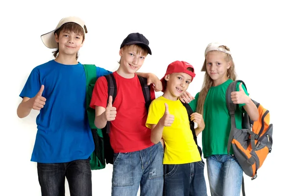 Привлекательные дети в ярких футболках — стоковое фото